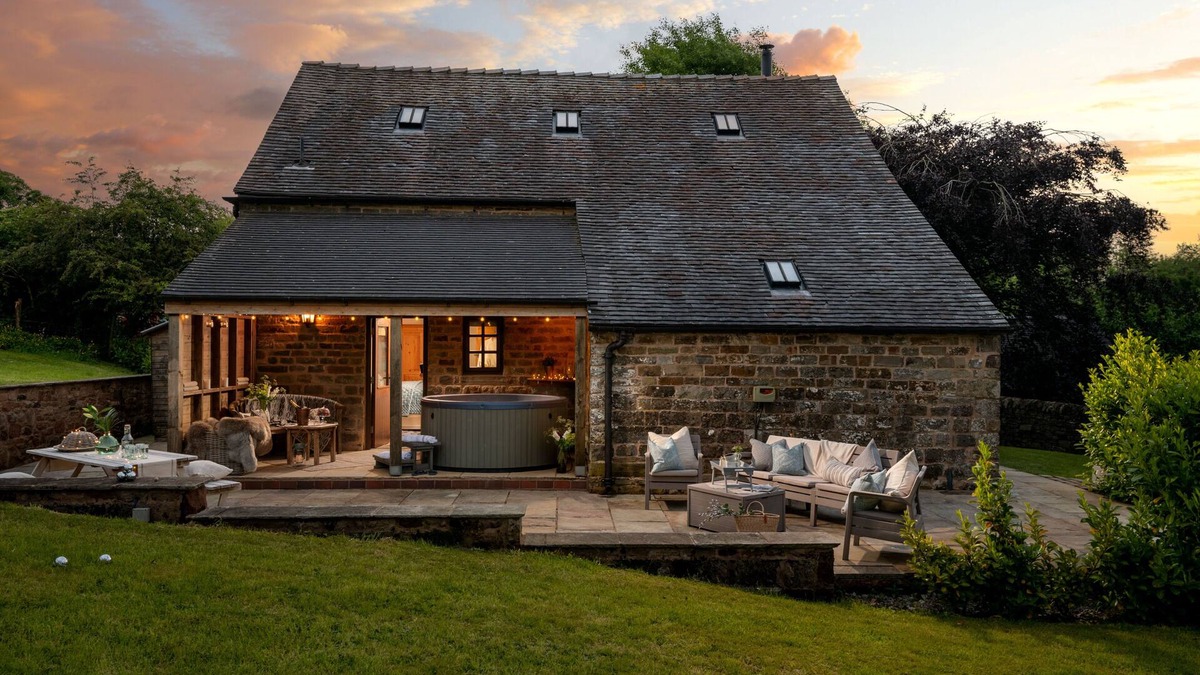 Cauldon Low House | 5⭐️ EXCEPTIONAL BARN, HOT TUB, LOG BURNER, SUPPER ON ARRIVAL, BREAKFAST INCLUDED