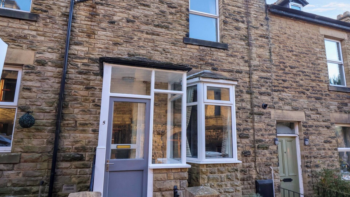 Pateley Bridge Cottage | 5 HAMILTON TERRACE, pet friendly, with open fire in Pateley Bridge