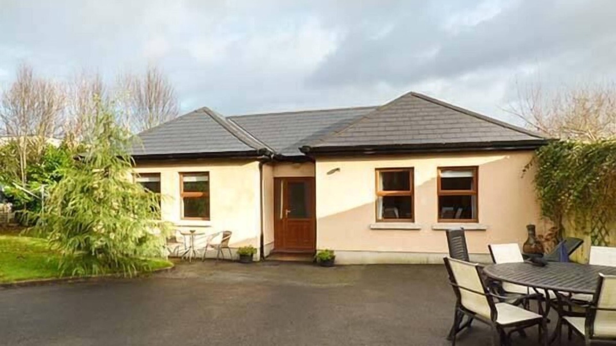 Dundrum Cottage | 5 KILNAMANAGH MANOR, pet friendly in Dundrum, County Tipperary
