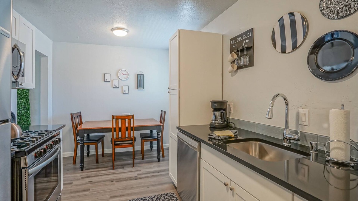 University Heights Apartment | #5: King bed, 1bd/1ba, Walk to UNM & restaurants!