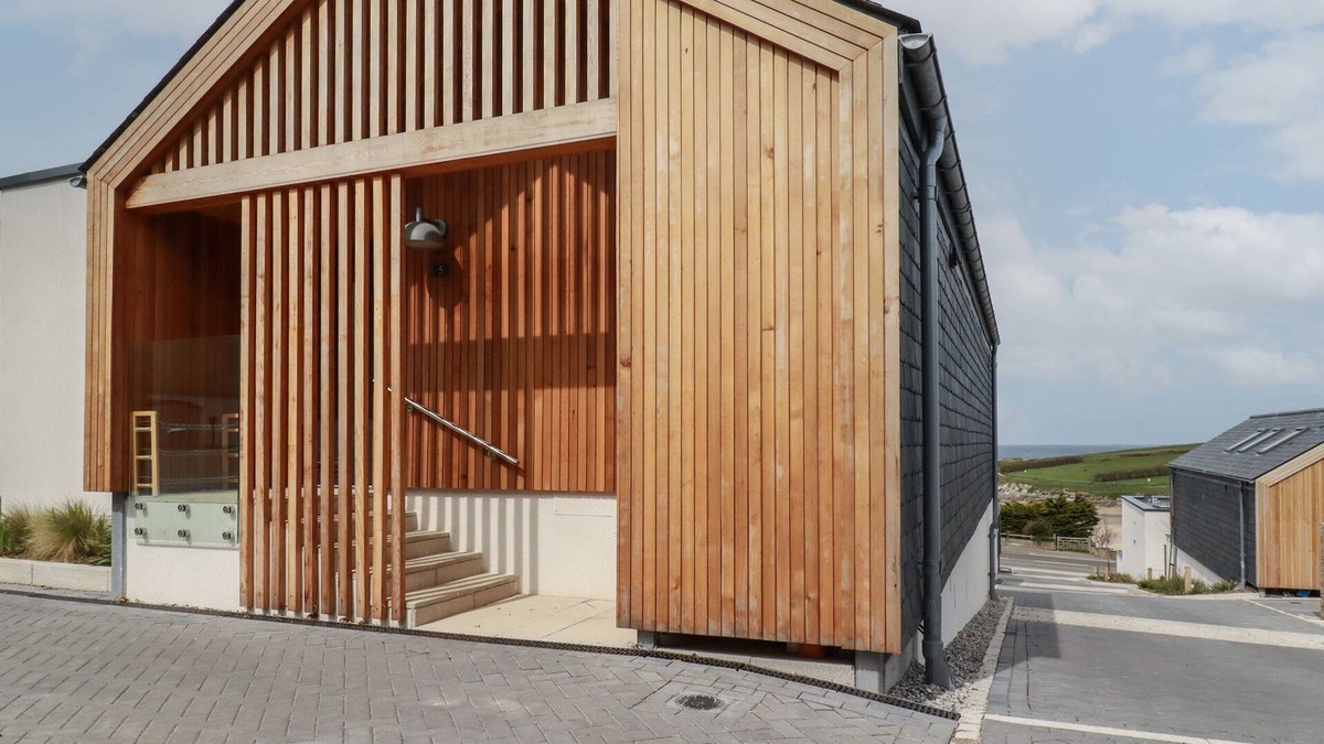 Porth Cottage | 5 LONGSHORE, family friendly, character holiday cottage in Newquay