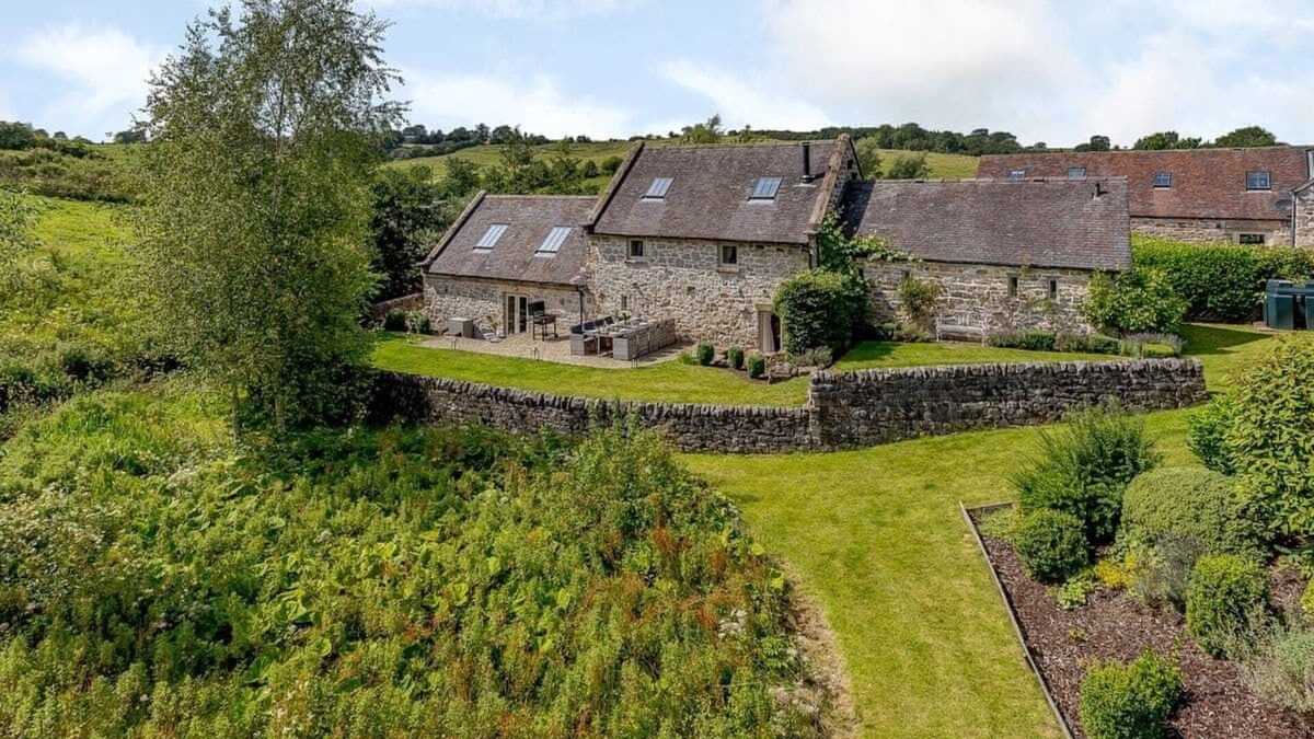 Bradbourne House | 5* LUXURY, AWARD WINNING, WATERSIDE BARN, DERBYSHIRE, SLEEPS 8-10 PERSONS+1 DOG
