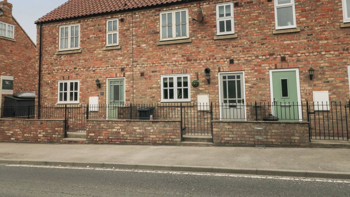 Potter Brompton Cottage | 5 MANOR RISE, pet friendly, character holiday cottage in Sherburn