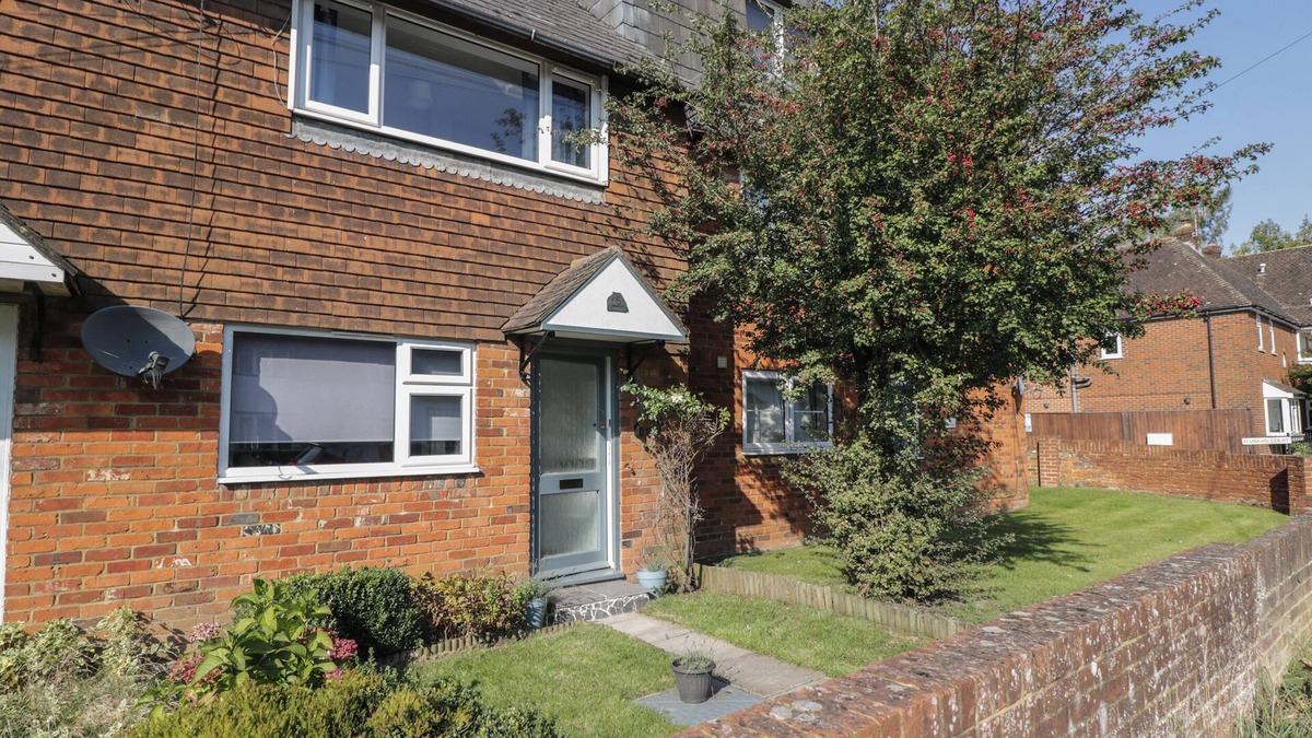 Marlborough Cottage | 5 MAYFIELD, family friendly, with a garden in Marlborough, Wiltshire