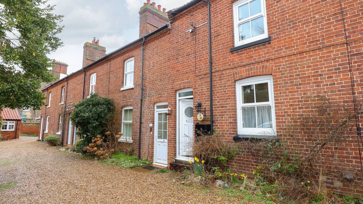 East Runton Cottage | 5 MELINDA COTTAGES, pet friendly, with a garden in East Runton