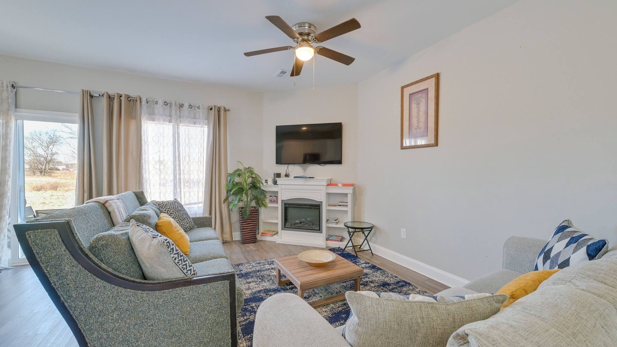 Harrisburg House | 5 Mi to Charlotte Motor Speedway: Cozy Townhome