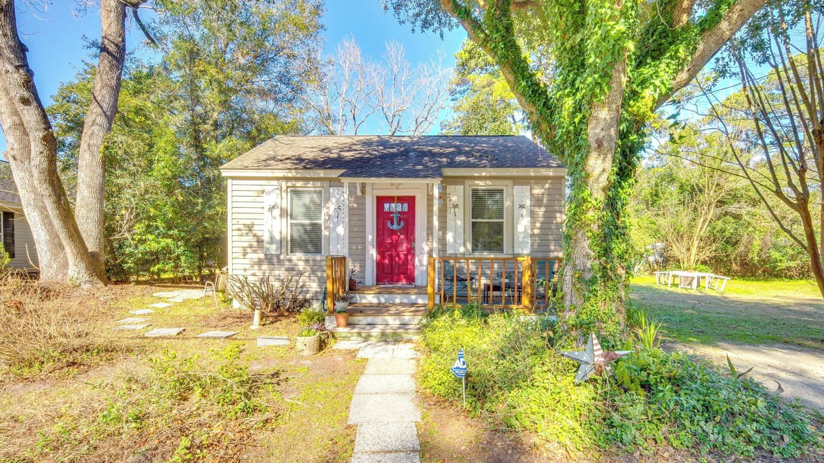 Mossy Oaks Cottage | 5 Mi to Downtown Beaufort: Pet-Friendly Cottage!