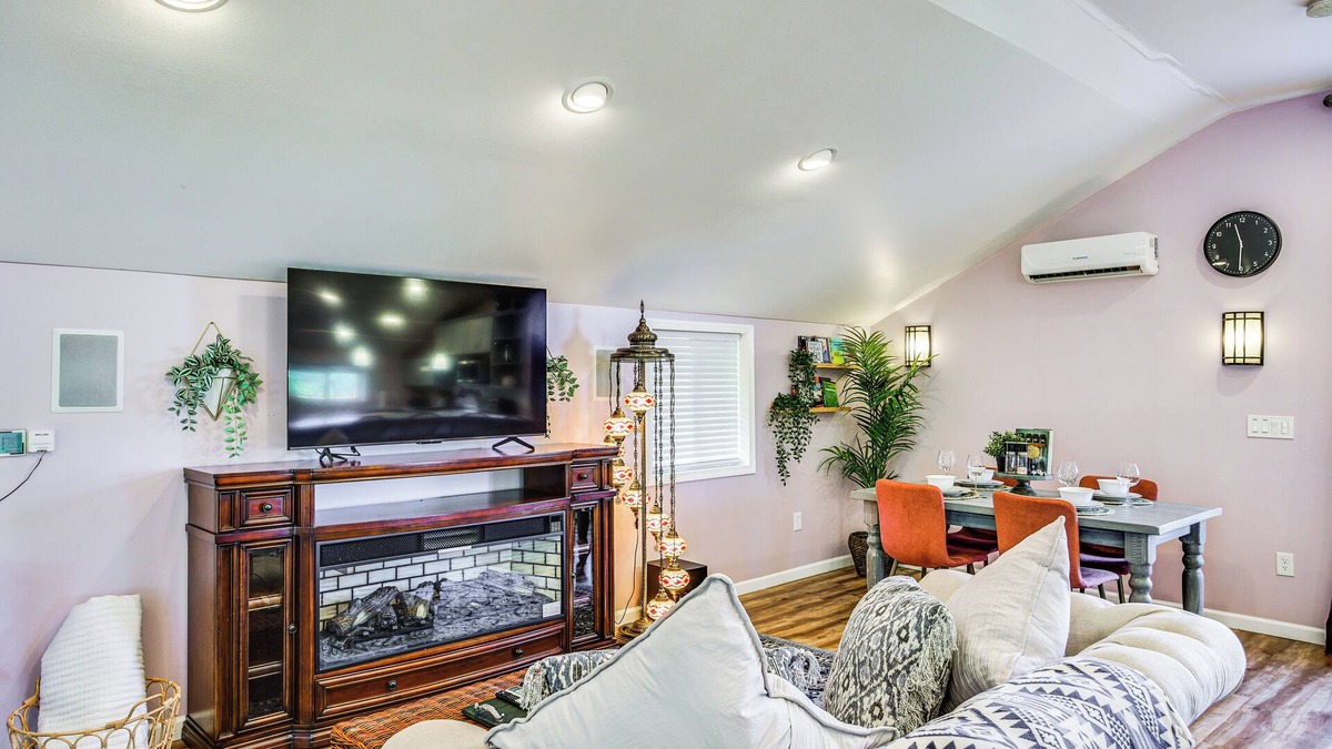 South End Apartment | 5 Mi to Dtwn Tacoma: Modern Studio Retreat