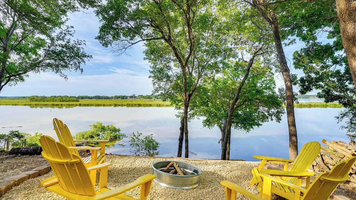 Dennis Cottage | 5 Mi to Historic Granbury Square: Lakefront Escape