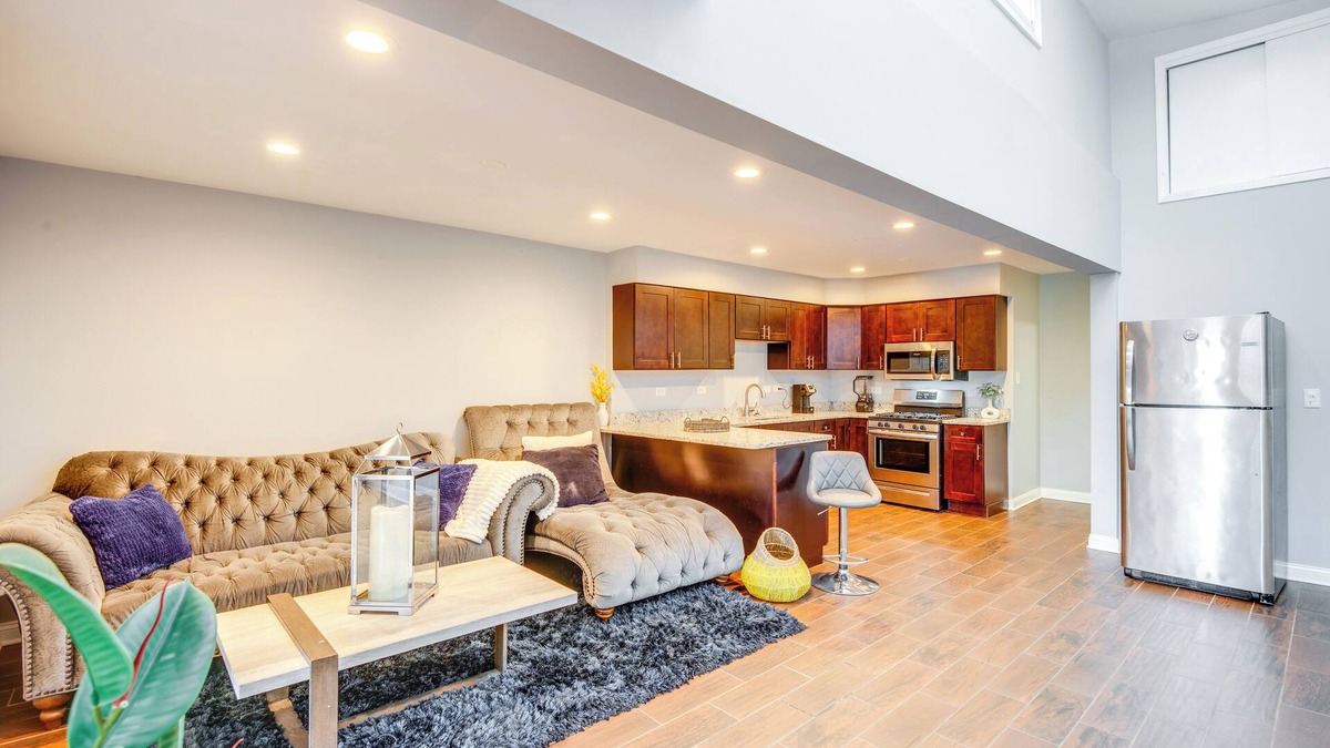 Ashburn Apartment | 5 Mi to Midway: Walkable Chicago Apartment