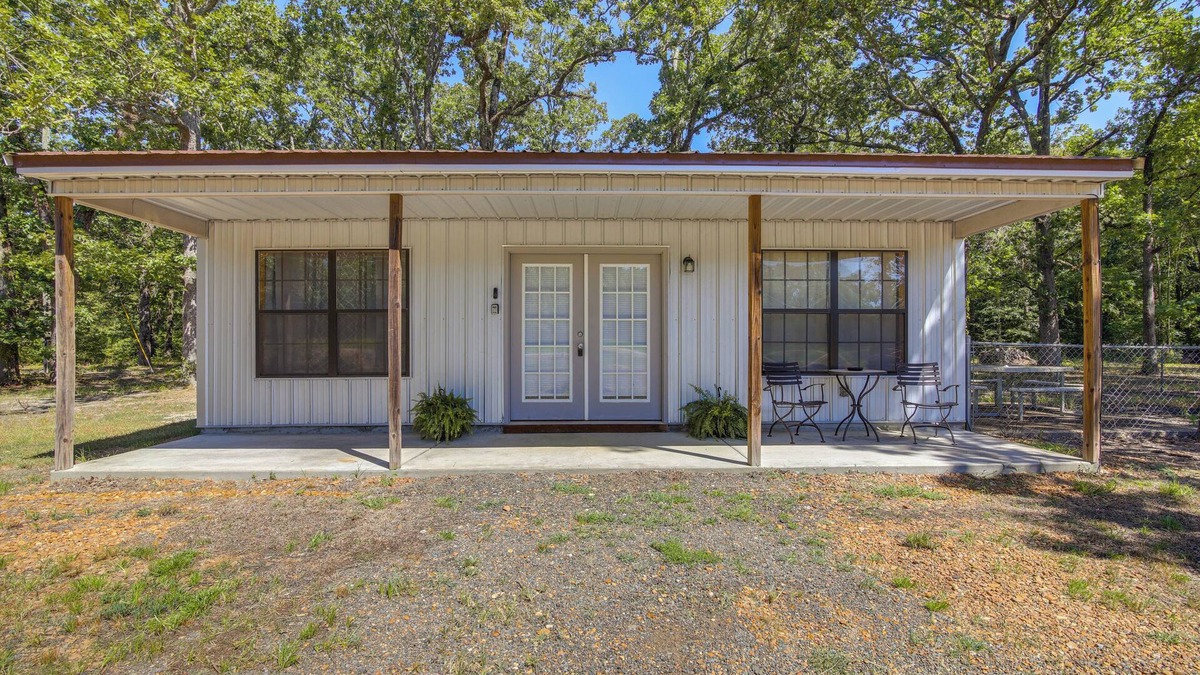 Sardis Cabin | 5 Mi to Sardis Lake: Pet-Friendly Cabin Rental