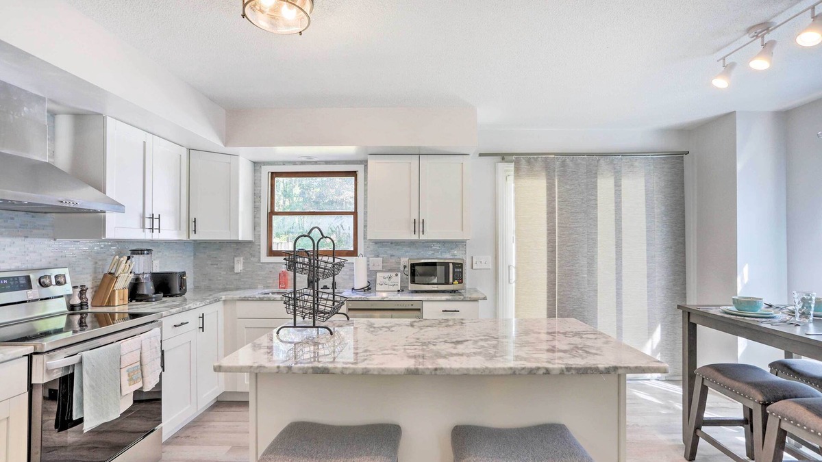 Bedford Condo | 5 Mi to UT: Quiet Toledo Duplex Near Parks!