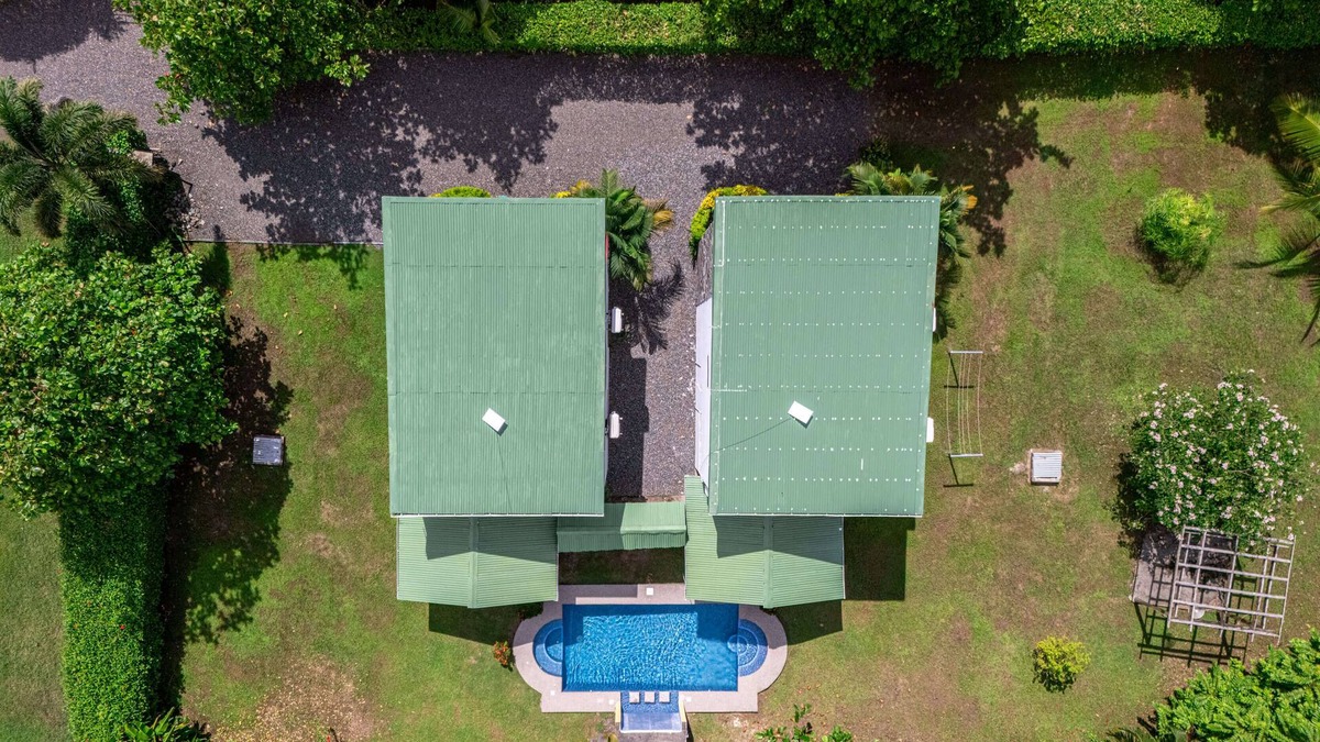 Parrita House | 5 min drive to beach-paved roads-6 bedroom-sleep 12-fast WiFi-pool