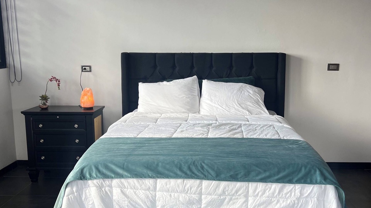 Agonia Apartment | 5 min from SJO Airport Poas Volcano Alsacia Alajuela down town nCozy comfy A/C