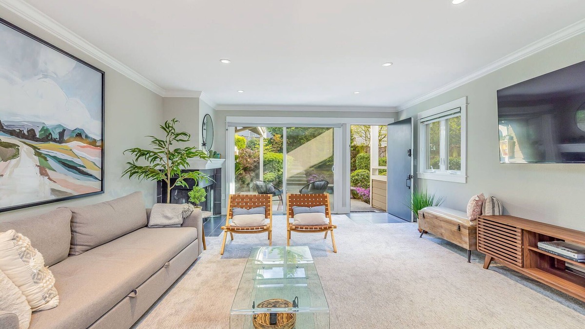 Moss Bay Condo | 5 min to beach and downtown Kirkland - Cozy 1 bedroom boutique condo