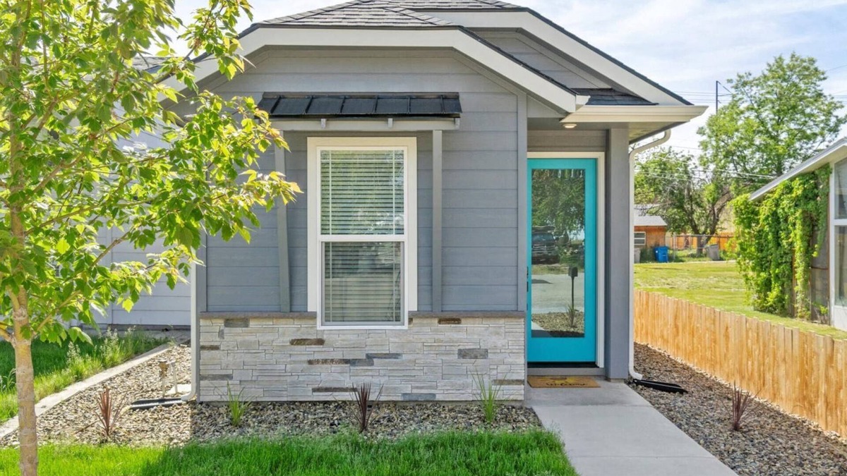 Boise House | 5 min to BSU + 8 min to Downtown | Brand New Build! Happy Decor! Quiet Patio w/Seating & BBQ