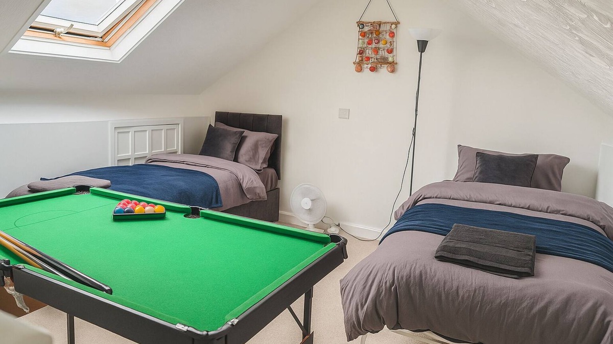 Castle House | 5 mins from City Centre & Beach w/Snooker Table, Wifi, Parking, Sea View & More!