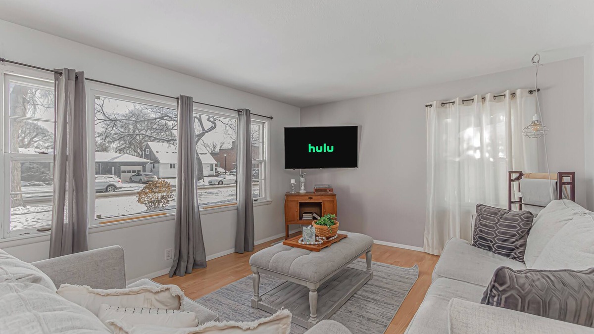 Roosevelt House | 5 mins to Fargo Dome I King I Pet Friendly I Games