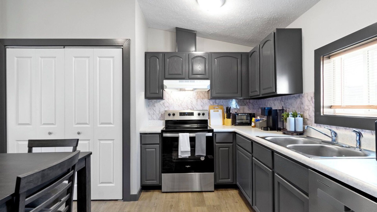 Westfield House | 5 mins to Grand Park, 15 mins to Ruoff, pet-friendly, peaceful environment!