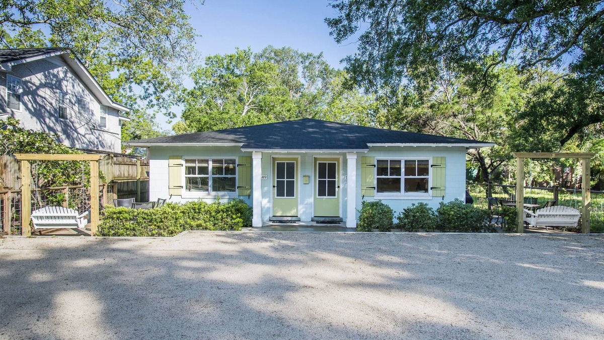 Saint Simons Island Cottage | 5 Minute Stroll To Beach! Newly Renovated And Listed. Professionally Decorated