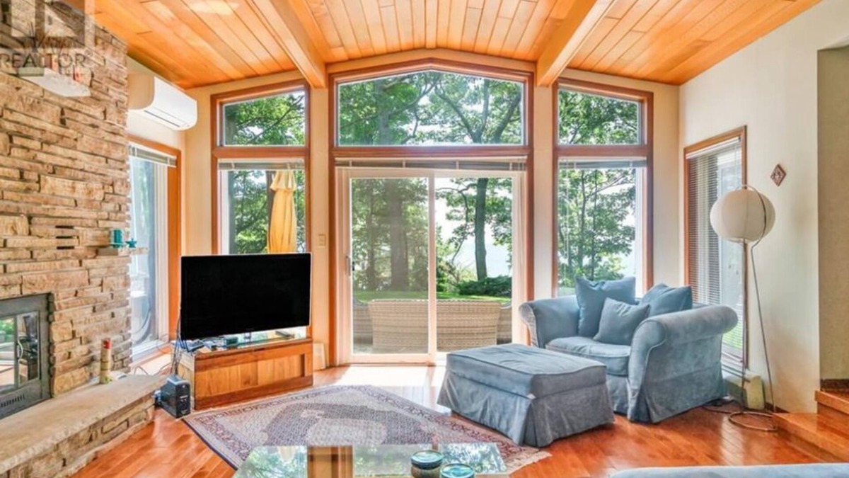 Port Colborne Cottage | 5 Minute to Whiskey Run Golf Course! Waterfront property- Hot tub + Sauna!