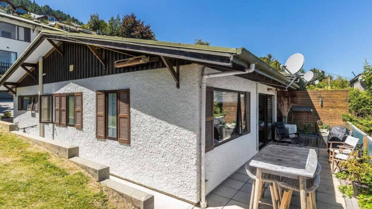 Queenstown City Centre Apartment | 5 minute walk into town, carpark and views of lake and mountains