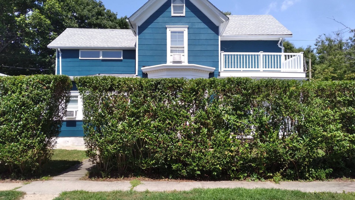 Pipes Cove House | 5 minute walk to beaches and beautiful downtown Greenport