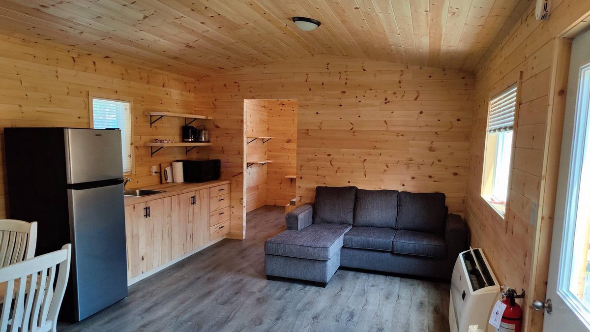 Picton Cabin | 5 minute walk to Sandbanks Beach! In the heart Prince Edward County