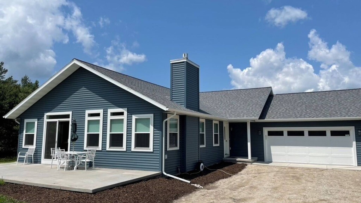 Jacksonport House | 5 minute walk to sand beach & restaurants, sleeps 8, 1.5 acres, in Jacksonport