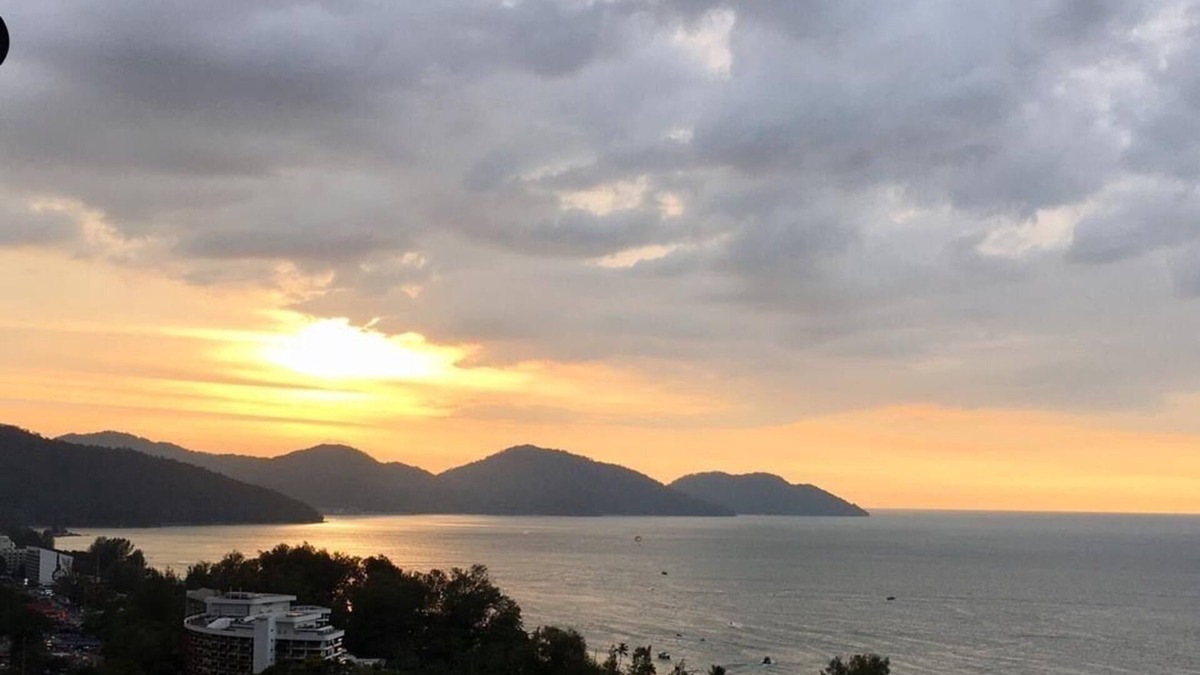 Tanjung Bungah Apartment | 5 minutes away from the beach. Breathtaking Sea view