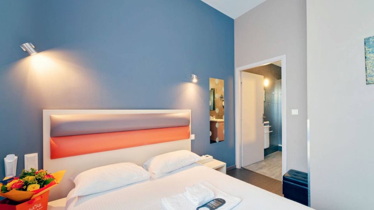 Contades Hotel | 5 Minutes by Foot Away From The National University Library! Pets Are Welcome!