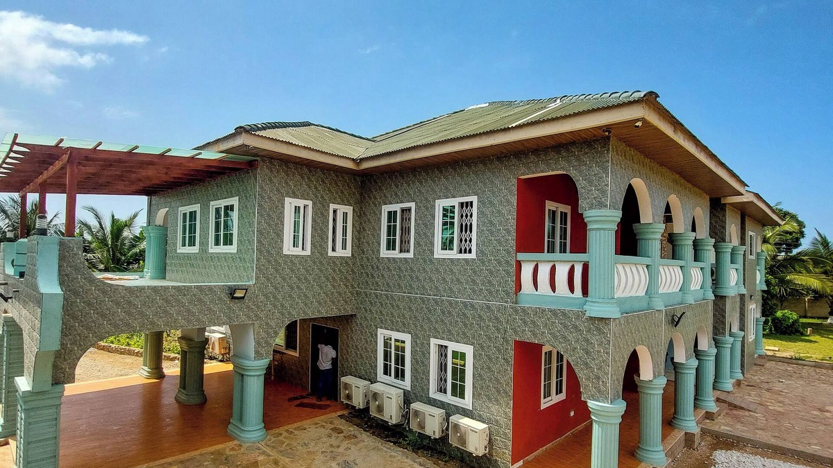 Cape Coast Apartment | 5 minutes drive to the beach, Family-sized condo with Spacious Balcony