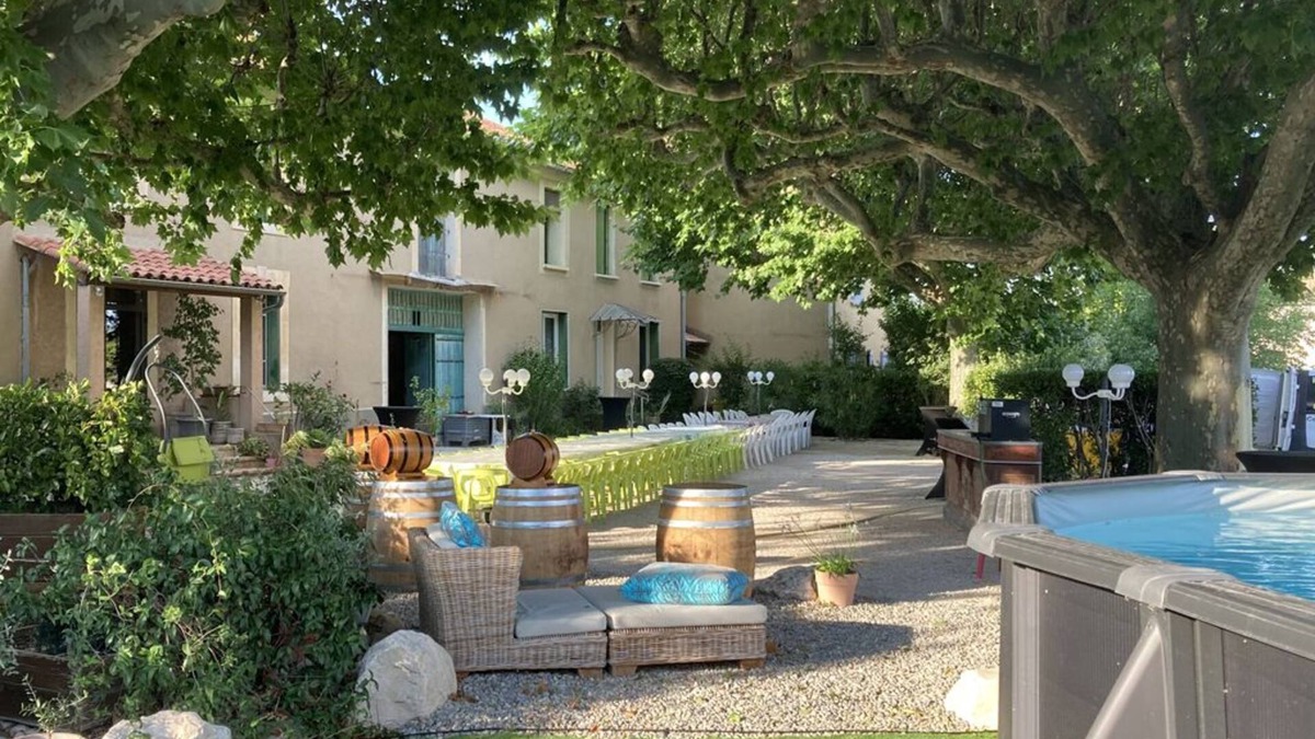 Caumont-sur-Durance Apartment | 5 minutes from the Avignon sud freeway exit, Mas du Gros Vincent in Vaucluse.