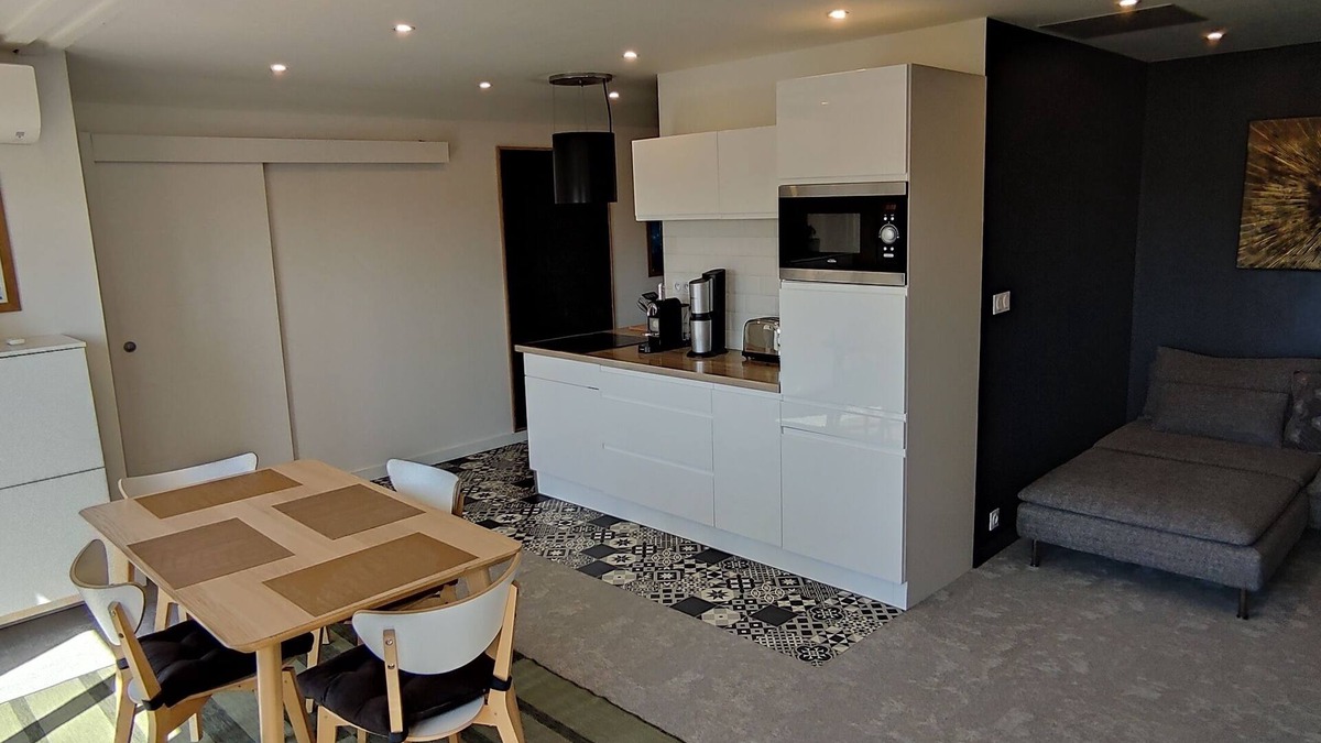 Charmeil Apartment | 5 minutes from downtown! Apartment with gym