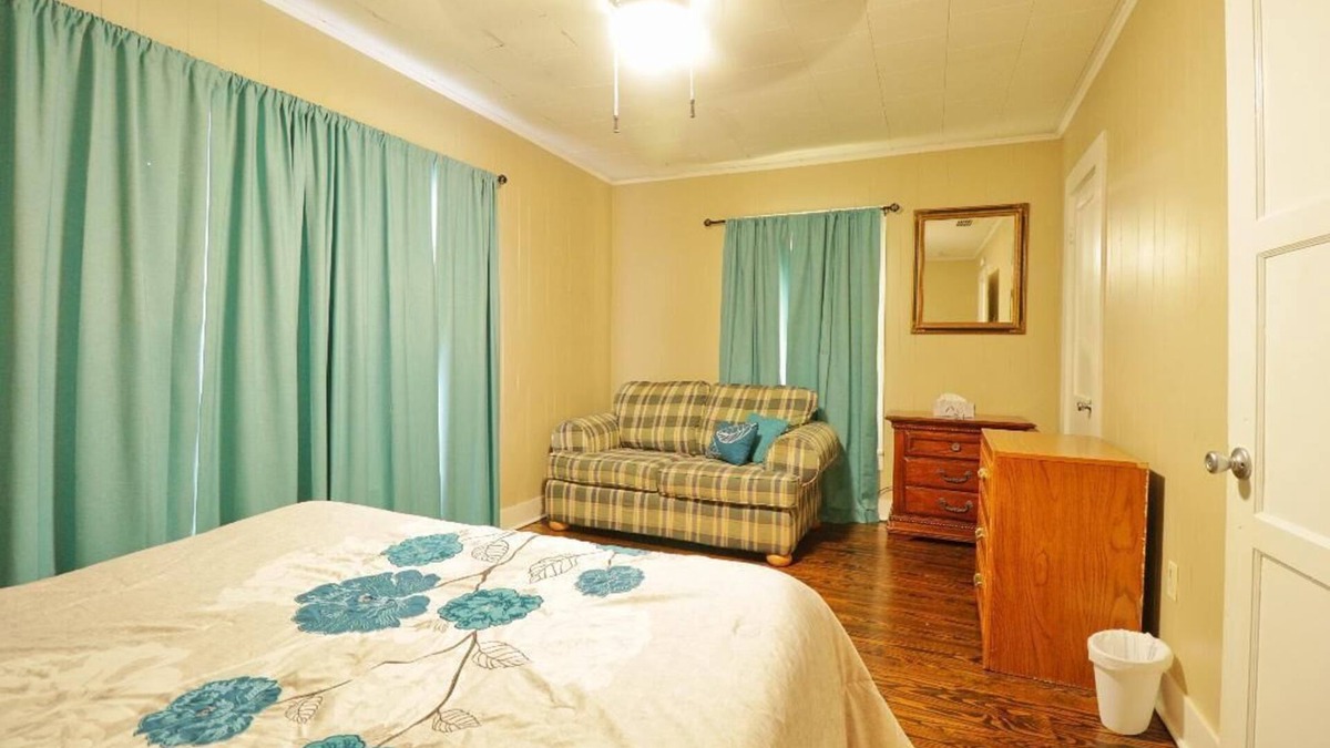 Kilgore House | 5 minutes from Kilgore College! It's conveniently located to surrounding cities.