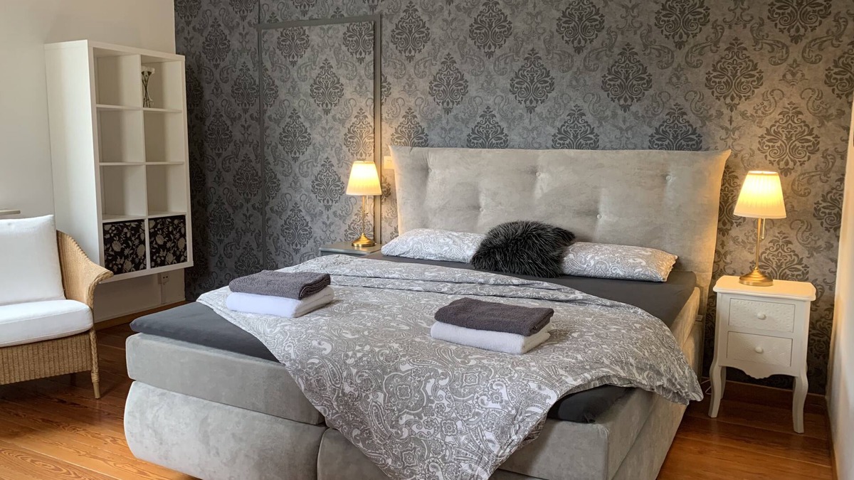Metzingen Condo | 5 minutes from the OUTLET Large XL vacation business city family apartment for 6 guests