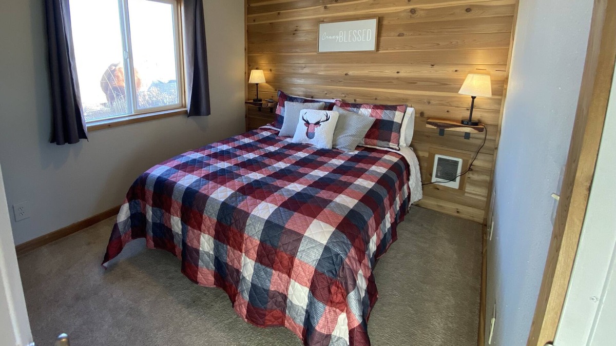 Burns Cottage | 5 minutes from town, lots of space for pets to run, quiet and private!