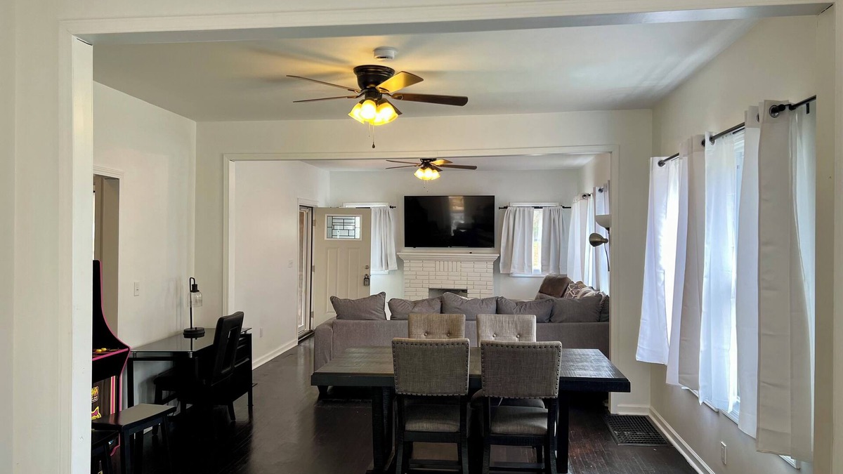 Birmingham House | 5 minutes to downtown. Family home with Wi-Fi, deck, and large backyard.
