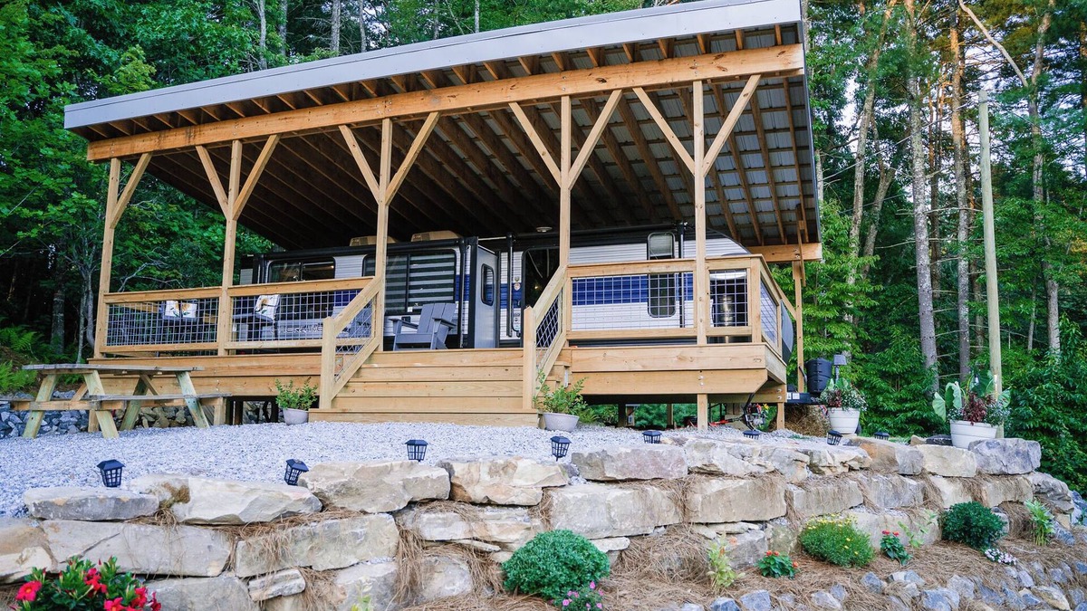 Penrose House | 5 minutes to Dupont State Park! Glamping with large covered deck & sunset views