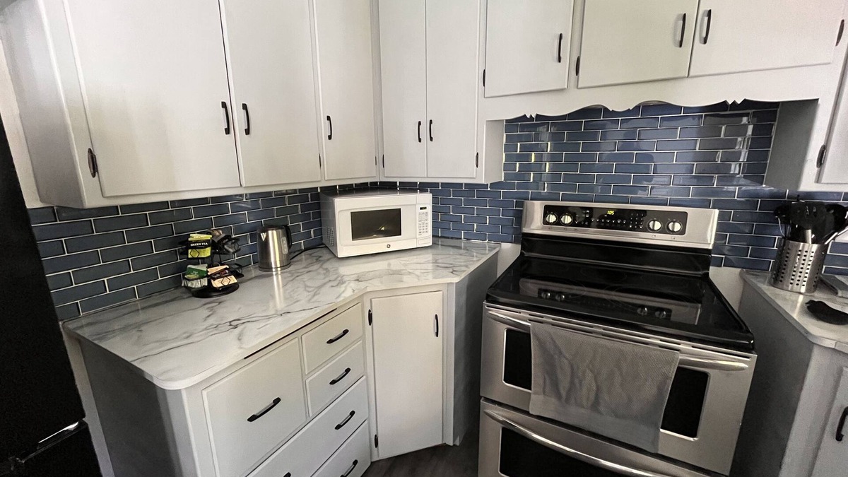 Monona House | 5 minutes to Lake! Close to bike trails! Comfy 3 bedroom