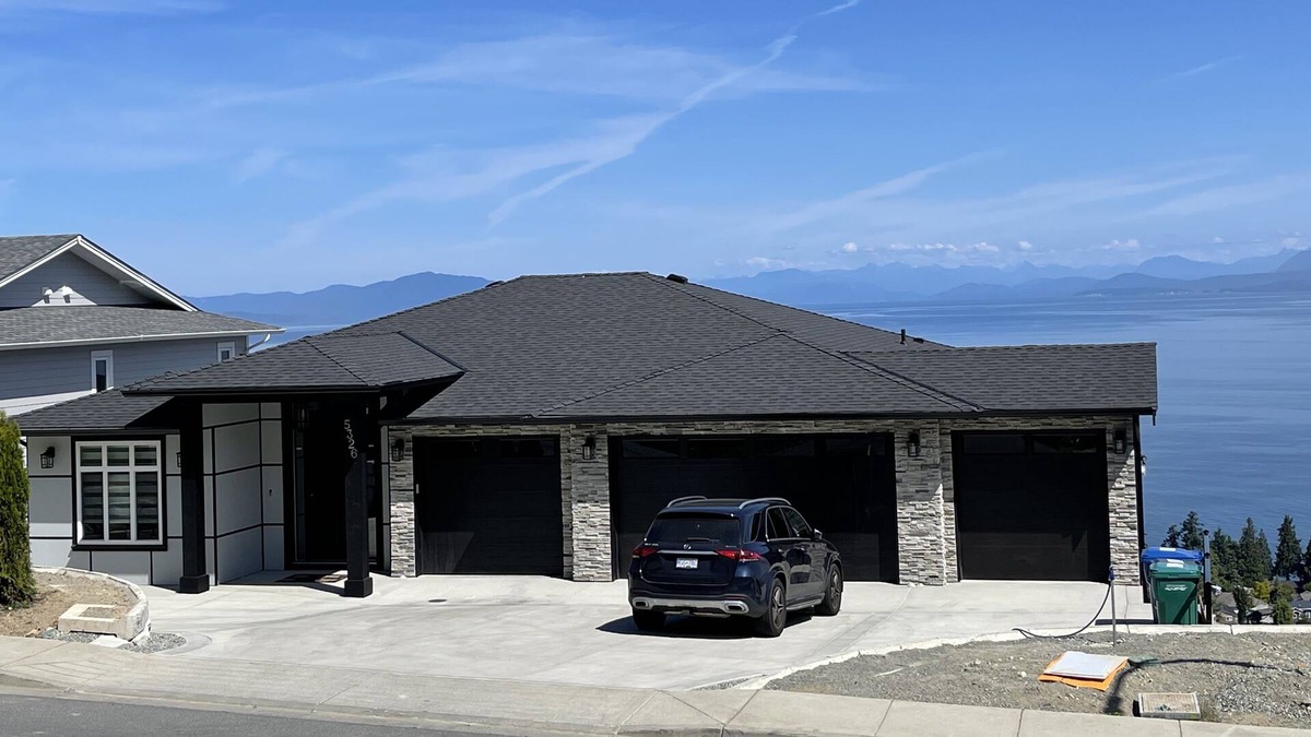 Regional District of Nanaimo House | 5 minutes to Mall, Castco, Superstore , famous restaurants, incredible sea view.