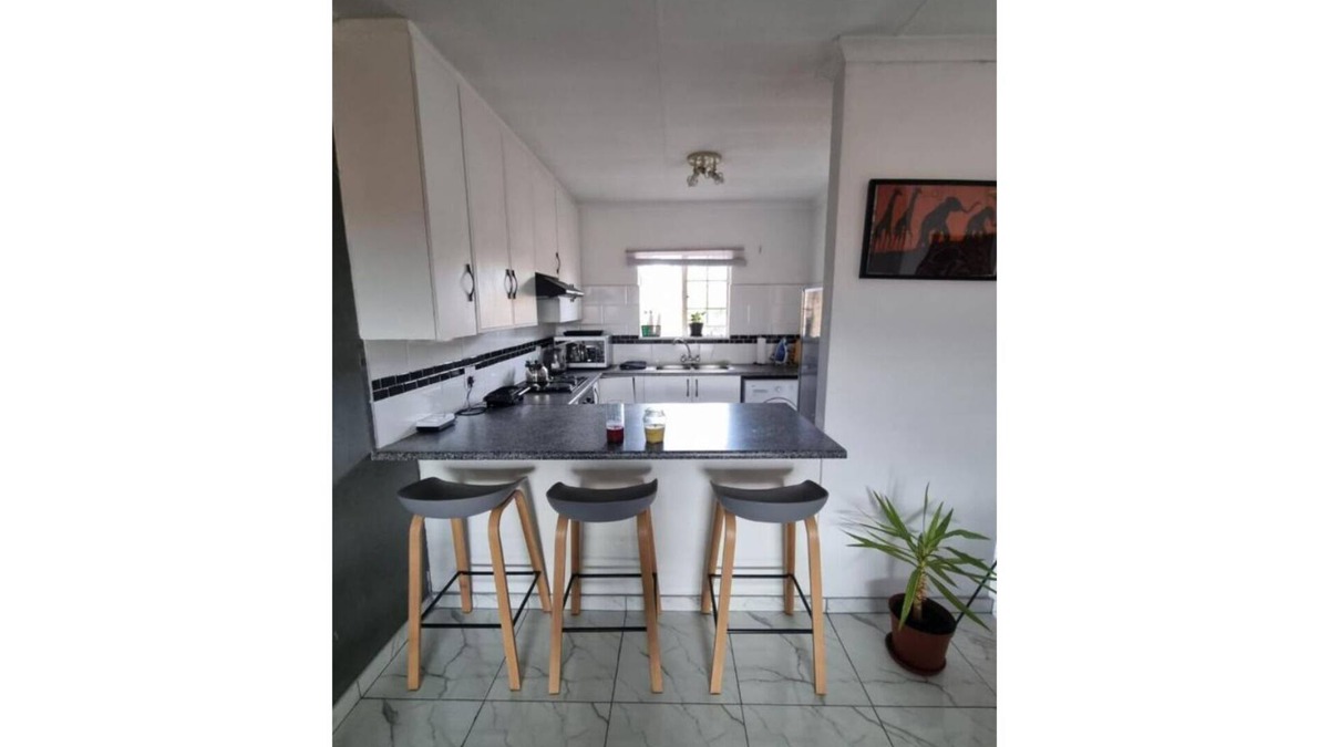 Centurion Apartment | 5 minutes to shops and malls