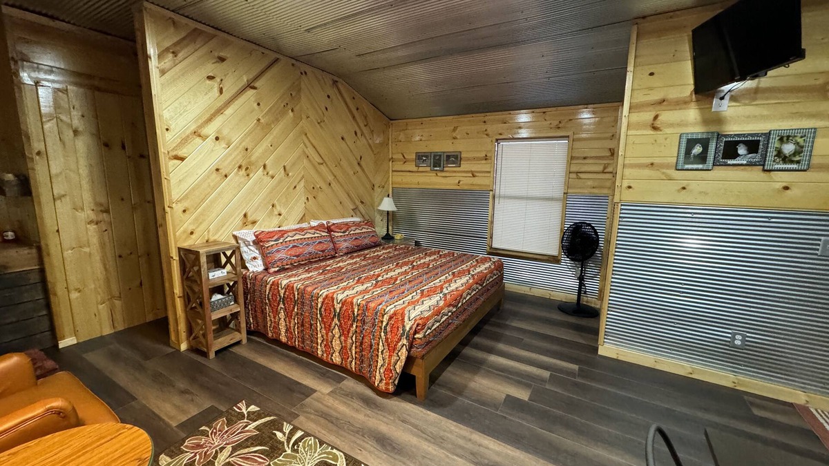 Cache Cabin | 5 minutes to the Wichita Mountains, Ruffled Feathers Cabin, pet friendly Cache
