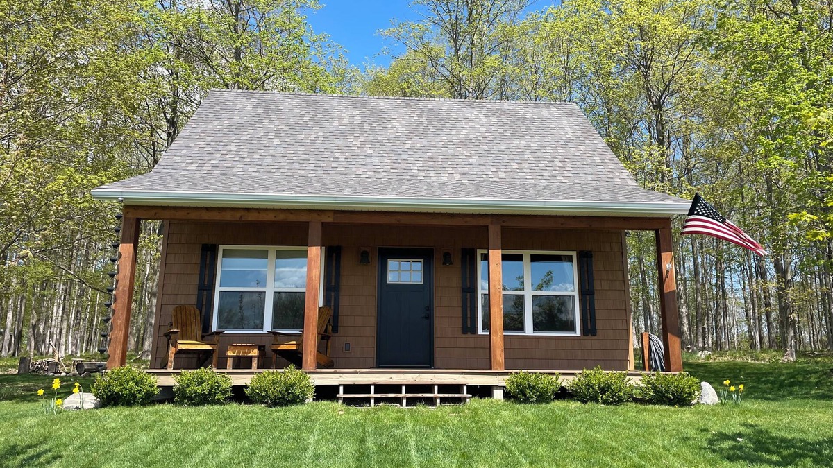 Charlevoix Cabin | 5 minutes to town, New Cabin-2/4 adults or family up to 4 kids. Beach 2 miles.