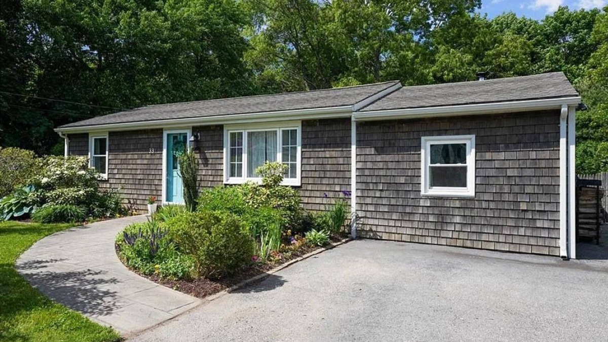 North Kingstown House | 5 Minutes to Wickford & the Town Beach! Beautiful, pet friendly coastal home!