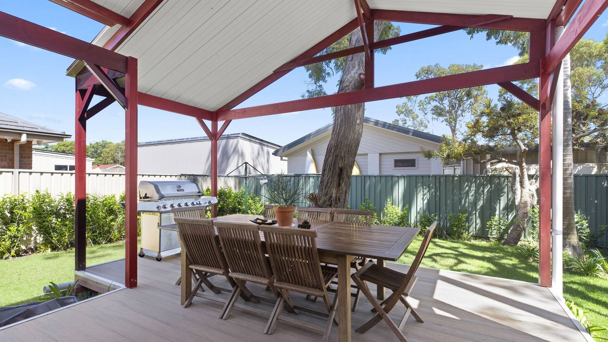 Summerland Point House | 5 minutes walk to the water! Family house with pool table, outdoor patio and BBQ