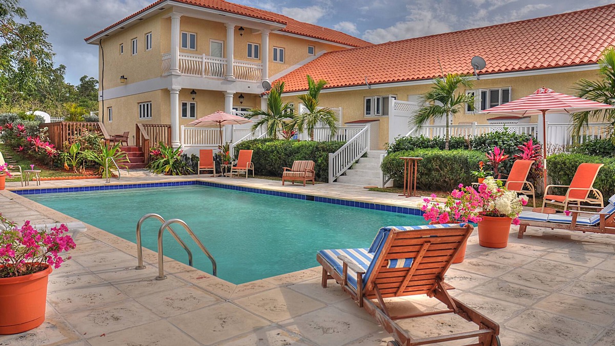 Nassau House | 5 modern suites, 1 estate, elegantly decorated on a quiet oasis with pool