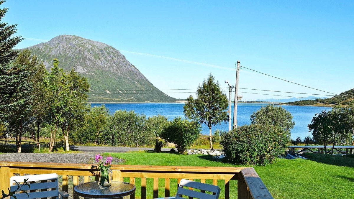 Austvagoy House | 5 person holiday home in LAUPSTAD