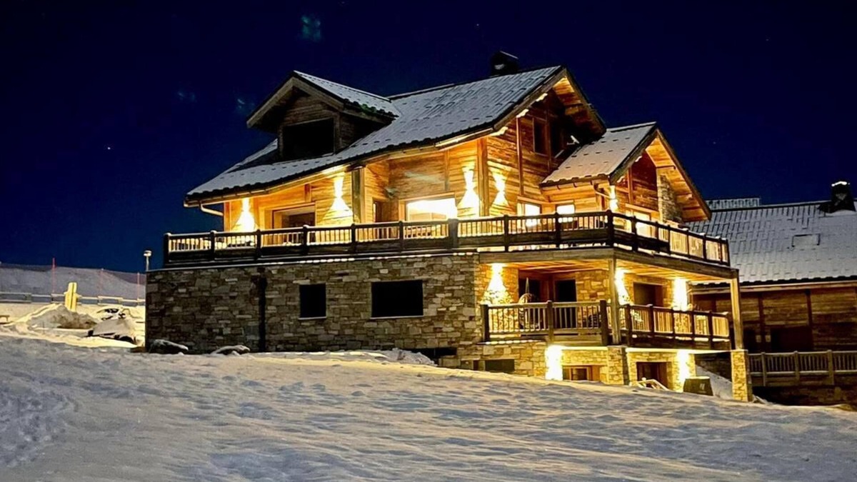 La Toussuire Ski Chalet | 5 * rated chalet of 335m2, on the slopes, swimming pool & cinema
