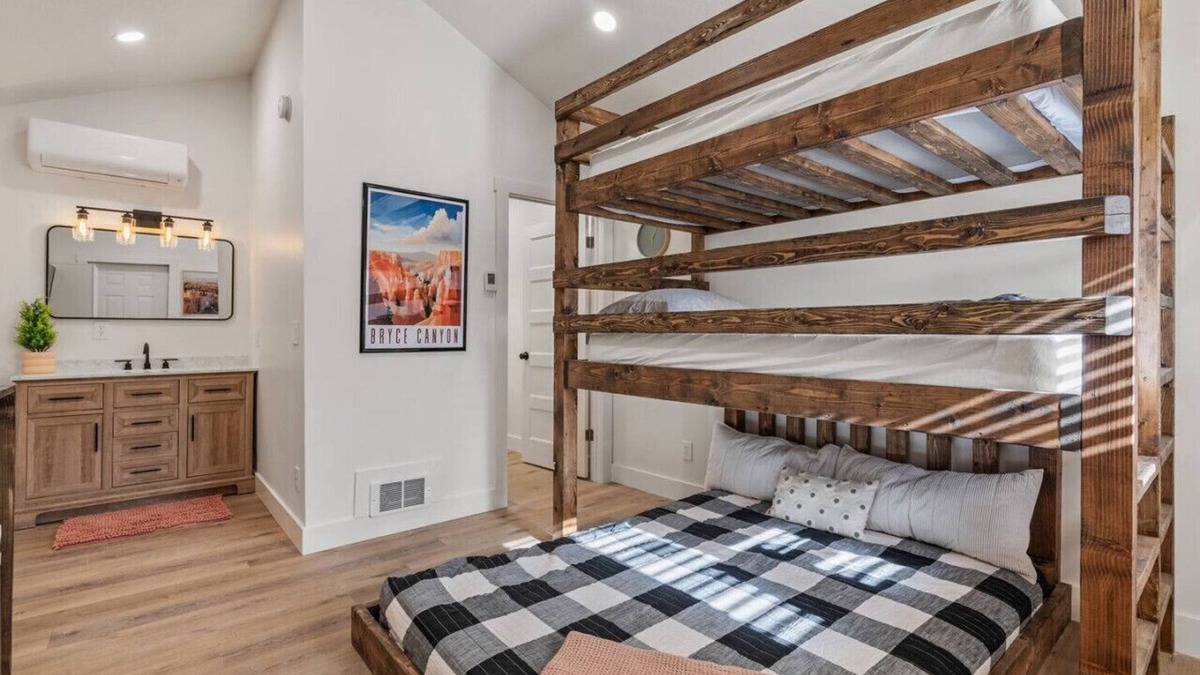 St. Charles Cabin | #5 Red Rock Cabin! Newly Remodeled! AC! Sleeps 4!